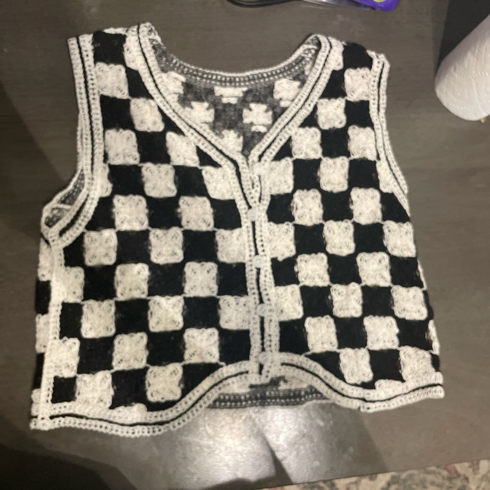 Verdusa Black and White Crochet Vest Small